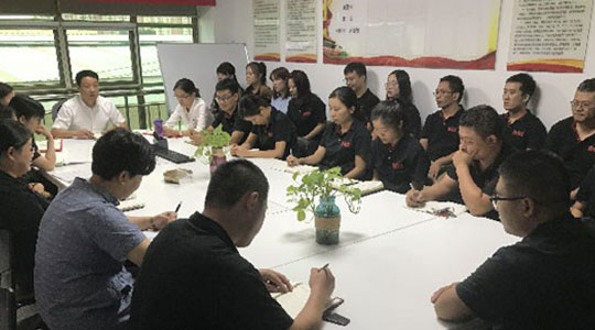 德瑞克儀器2019年第三季度大會報道，外貿銷售部領取5000元獎金！